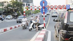 thuogn xuyen co nguoi sang duong sai.jpg