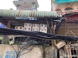 day dien thoai qua nhieu gay cot.jpg