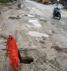 ho sut lun tren duong nguy hiem.jpg